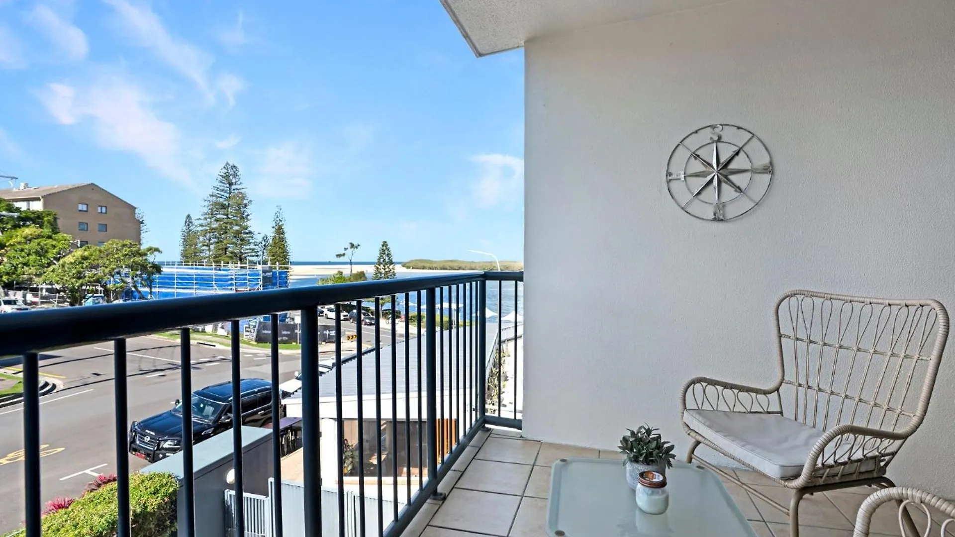 Ocean Breeze & Balcony Bliss - 1Br With Spa Near Beach Caloundra Apartment