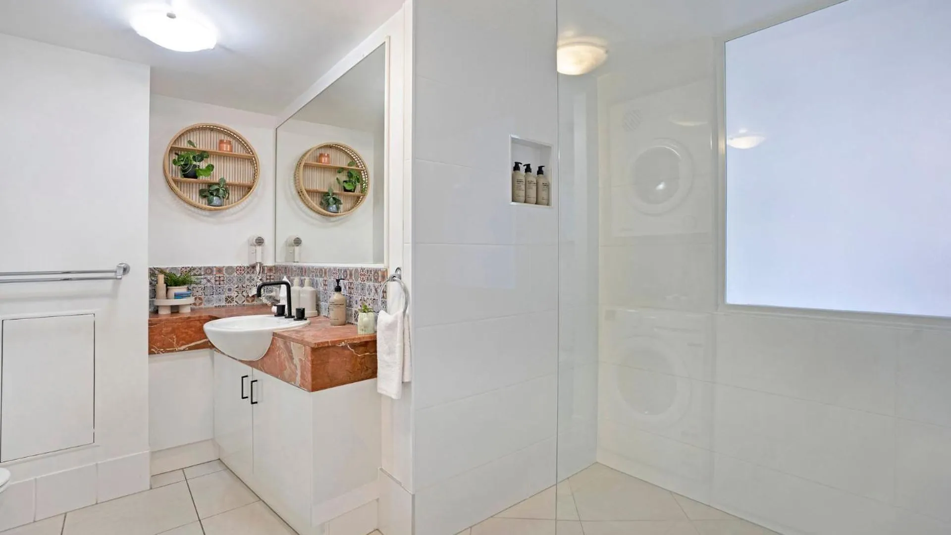 Apartment Ocean Breeze & Balcony Bliss - 1Br With Spa Near Beach Caloundra